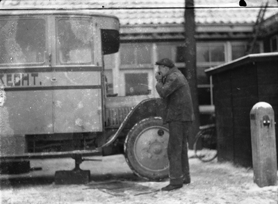 821212 Afbeelding van een autobus (voor de autobusdienst Utrecht - Schoonhoven ?) tijdens een winterse controle.